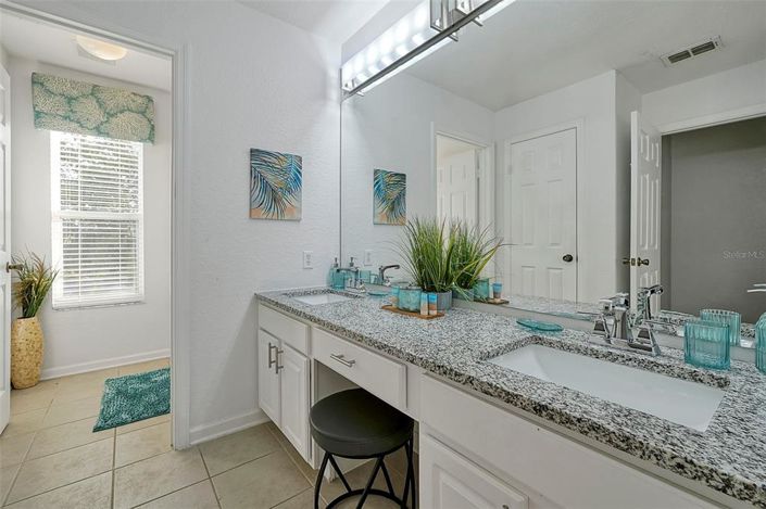 Image No.77-6 Bed Property for sale