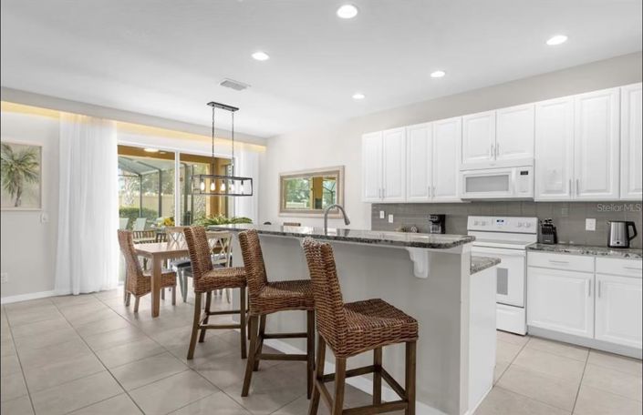 Image No.9-6 Bed Property for sale