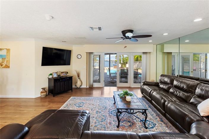 Image No.10-5 Bed Property for sale