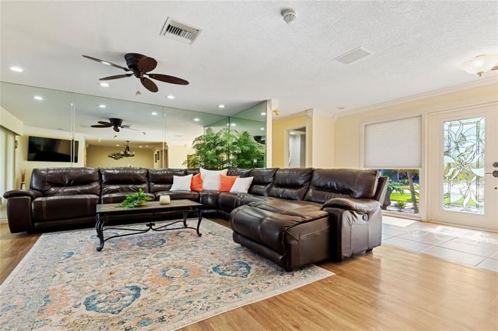 Image No.7-5 Bed Property for sale