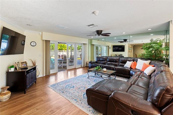 Image No.8-5 Bed Property for sale