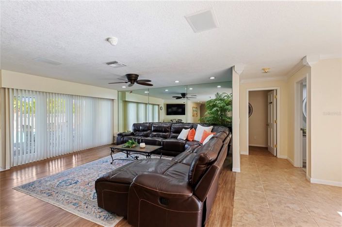 Image No.9-5 Bed Property for sale