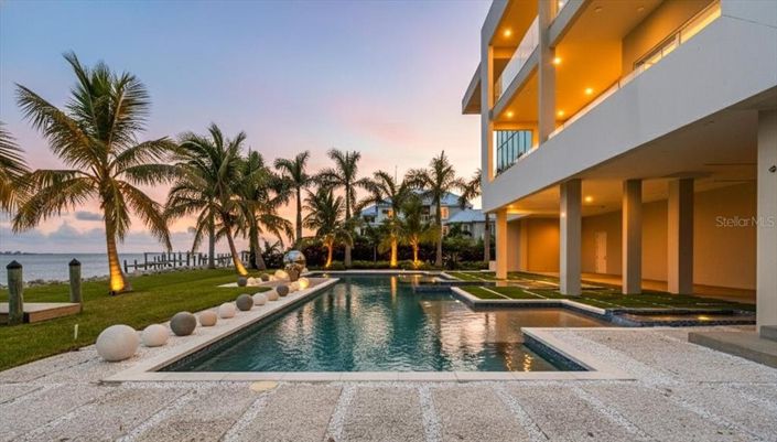 Image No.12-6 Bed Property for sale