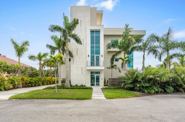 Image No.2-6 Bed Property for sale