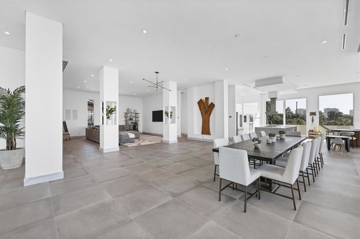 Image No.22-6 Bed Property for sale