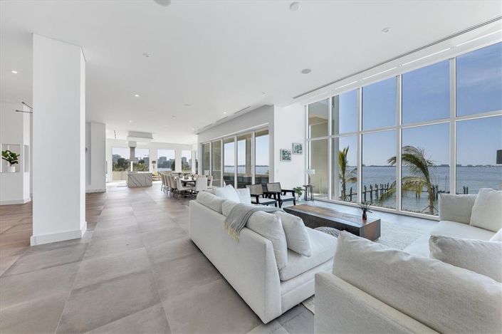 Image No.23-6 Bed Property for sale