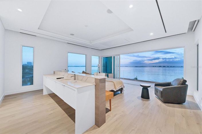 Image No.36-6 Bed Property for sale