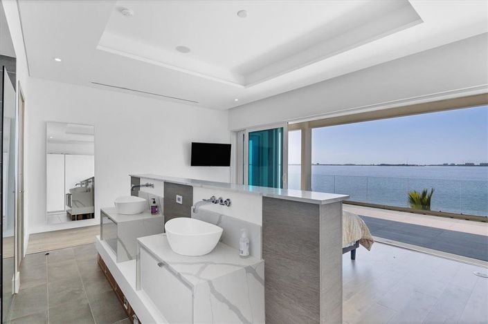 Image No.44-6 Bed Property for sale