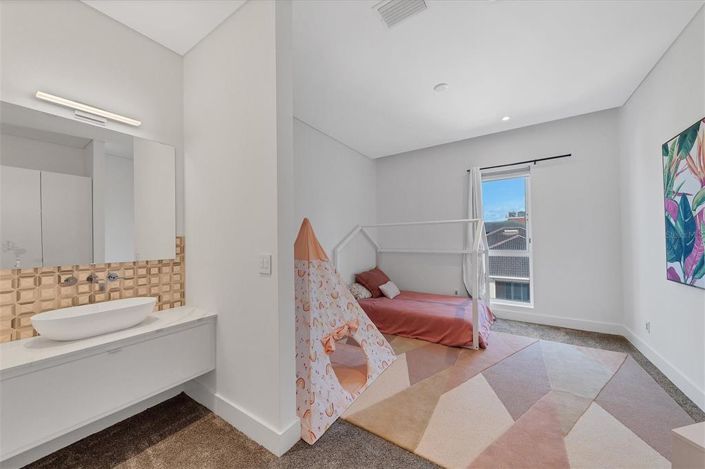 Image No.50-6 Bed Property for sale