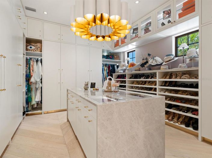 Image No.32-4 Bed Property for sale