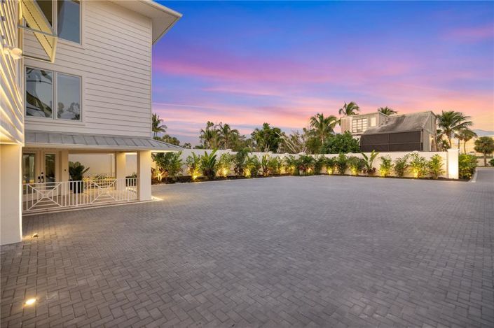 Image No.100-6 Bed Property for sale