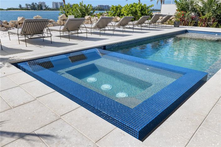 Image No.24-6 Bed Property for sale