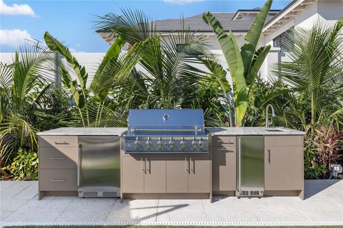 Image No.27-6 Bed Property for sale