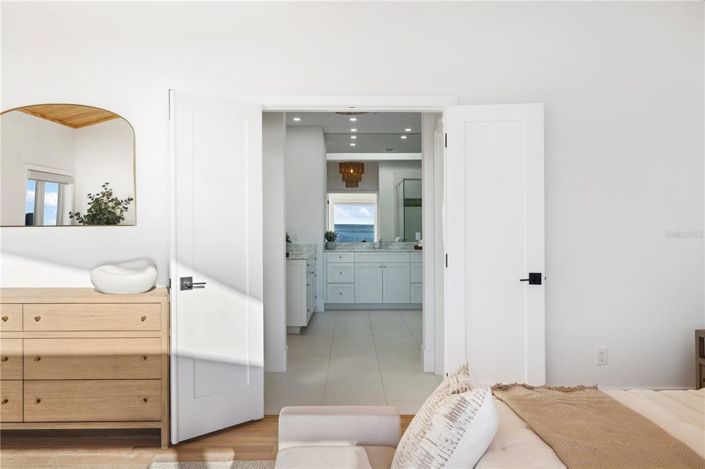 Image No.60-6 Bed Property for sale