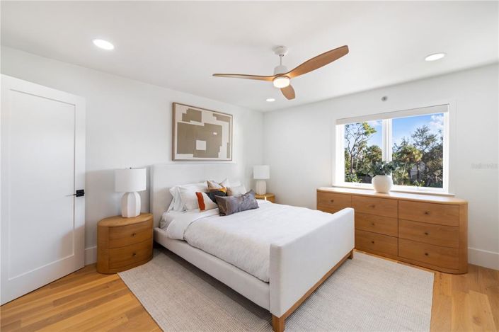 Image No.71-6 Bed Property for sale