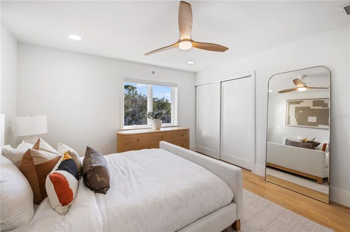 Image No.72-6 Bed Property for sale