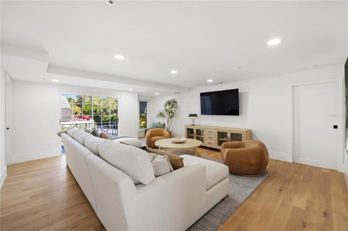 Image No.82-6 Bed Property for sale