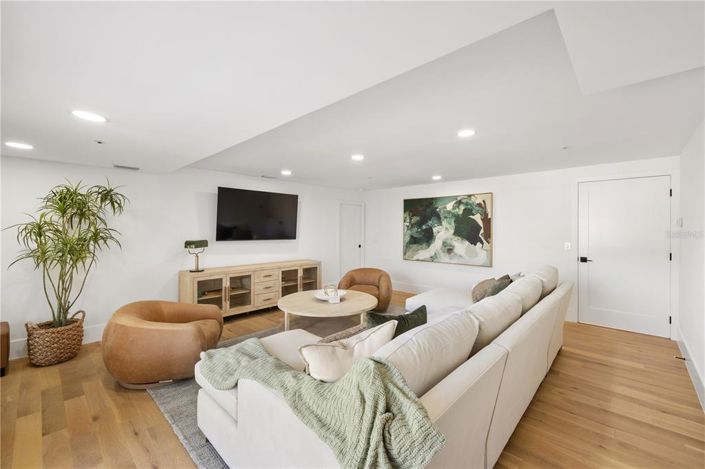 Image No.83-6 Bed Property for sale