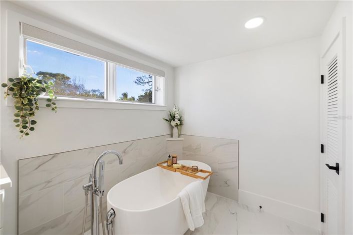 Image No.89-6 Bed Property for sale