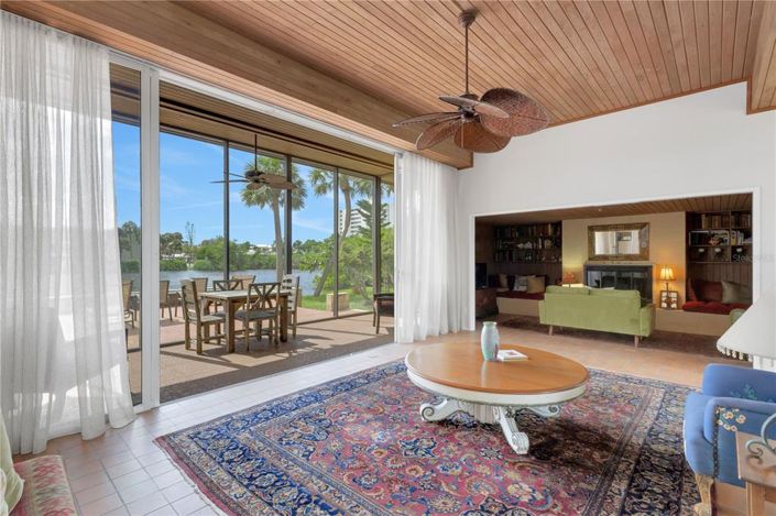 Image No.9-5 Bed Property for sale