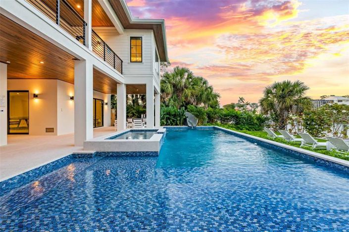 Image No.10-6 Bed Property for sale