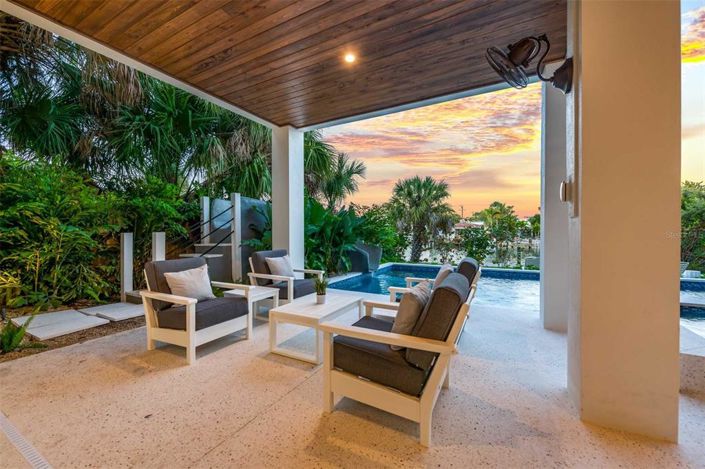 Image No.12-6 Bed Property for sale