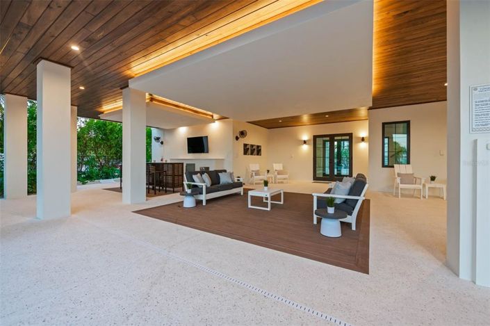 Image No.13-6 Bed Property for sale