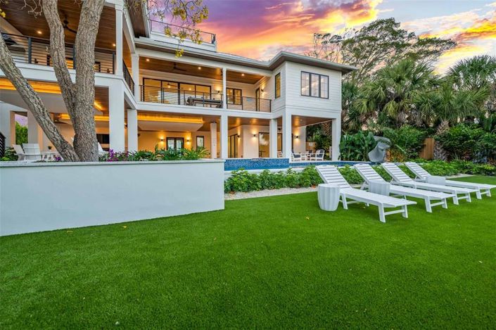 Image No.14-6 Bed Property for sale