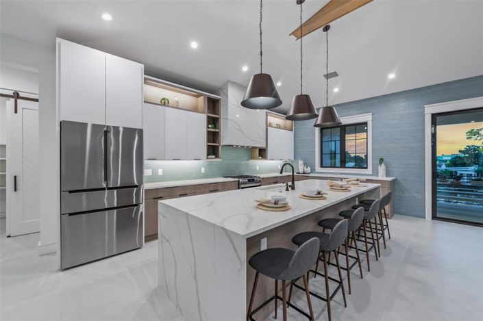 Image No.22-6 Bed Property for sale