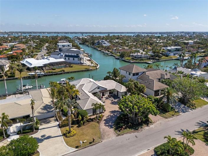 Image No.2-4 Bed Property for sale