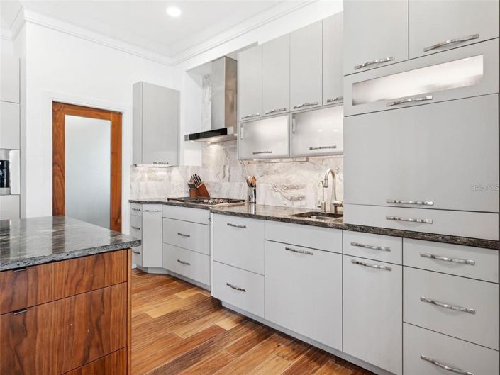 Image No.20-4 Bed Property for sale