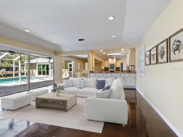 Image No.4-4 Bed Property for sale