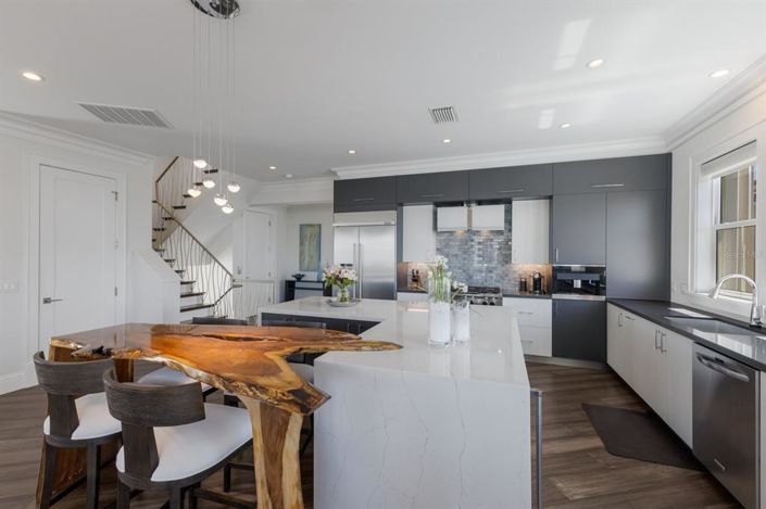 Image No.10-4 Bed Property for sale