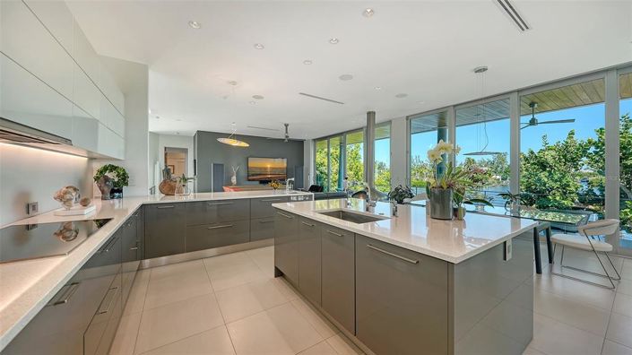 Image No.28-4 Bed Property for sale