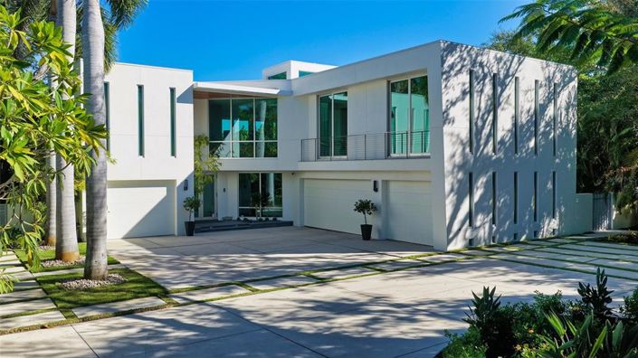 Image No.4-4 Bed Property for sale