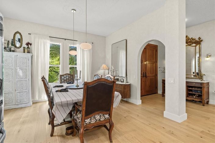 Image No.8-4 Bed Property for sale