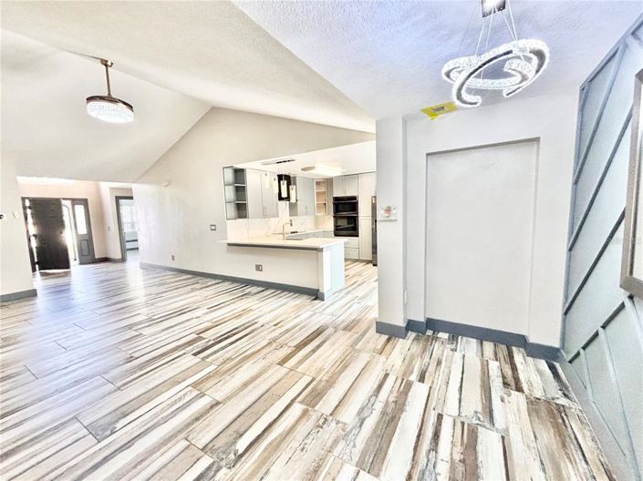 Image No.8-5 Bed Property for sale