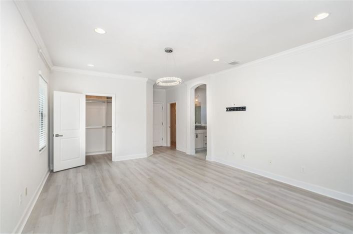 Image No.18-6 Bed Property for sale