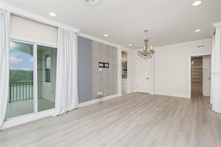 Image No.20-6 Bed Property for sale