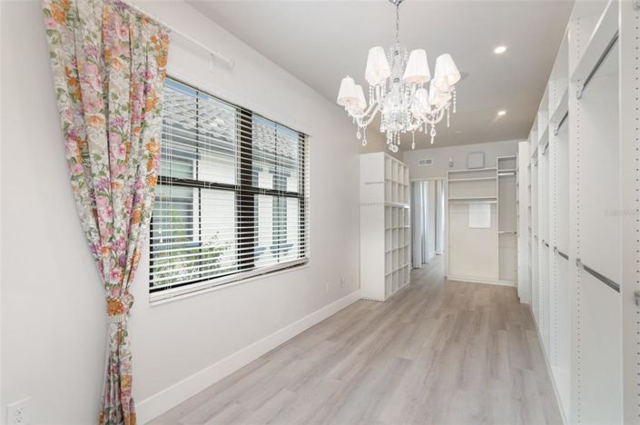 Image No.23-6 Bed Property for sale