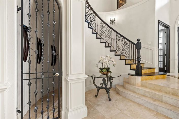 Image No.10-5 Bed Property for sale