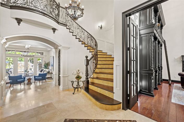 Image No.9-5 Bed Property for sale