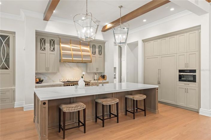 Image No.10-6 Bed Property for sale