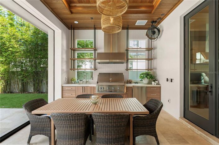 Image No.17-6 Bed Property for sale