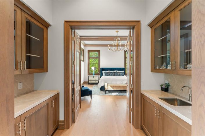 Image No.24-6 Bed Property for sale