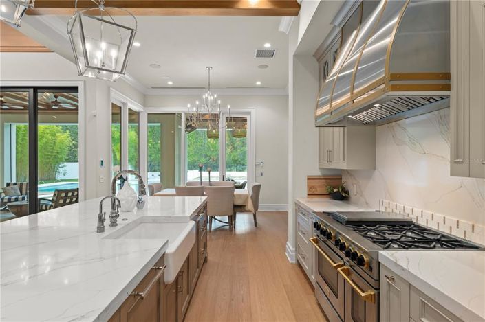 Image No.5-6 Bed Property for sale