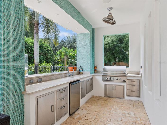 Image No.10-6 Bed Property for sale