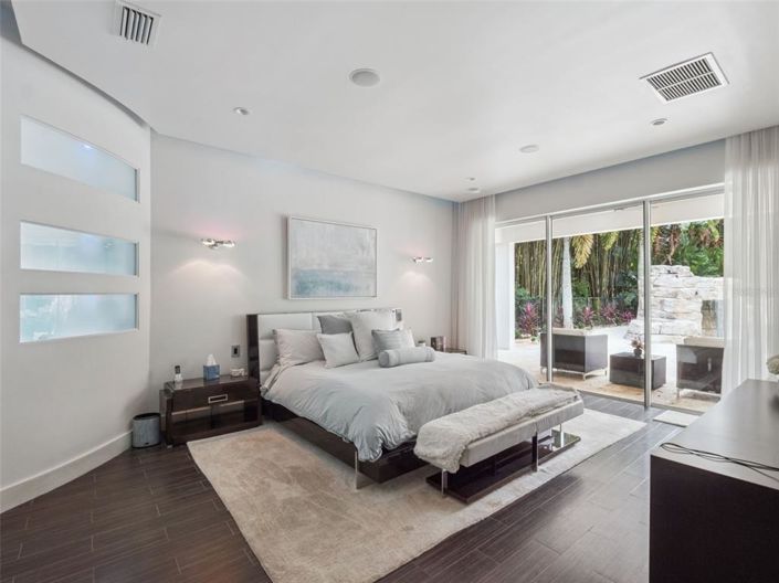 Image No.13-6 Bed Property for sale