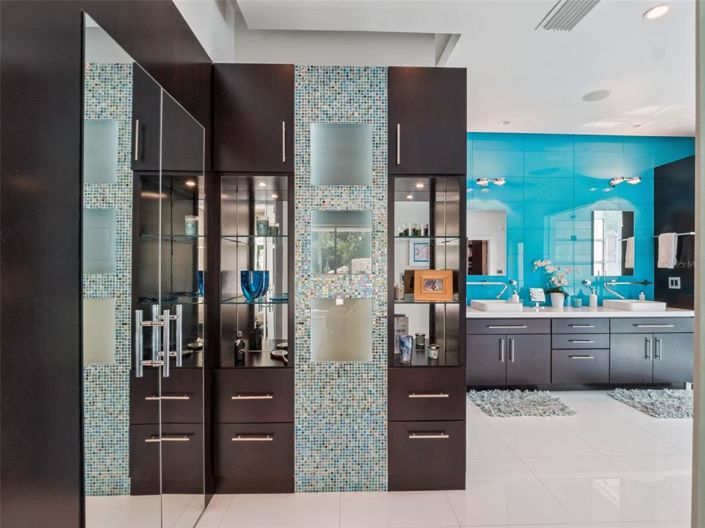 Image No.14-6 Bed Property for sale