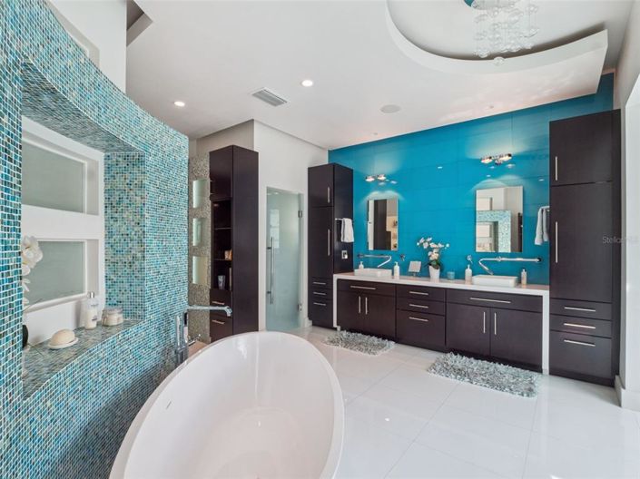 Image No.15-6 Bed Property for sale